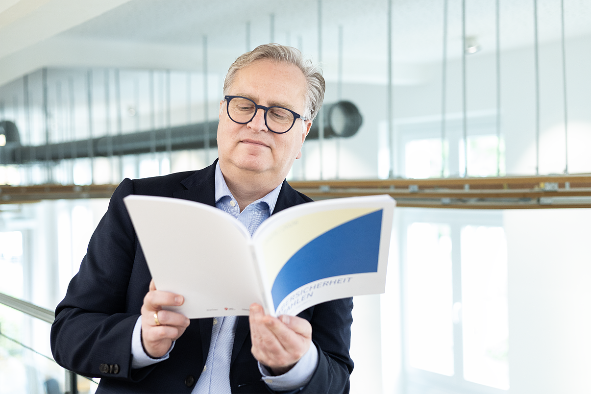 Andreas Lüning liest in Cybersicherheit in Zahlen