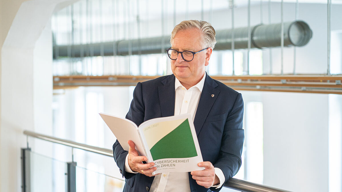 Andreas Lüning reads Cybersicherheit in Zahlen