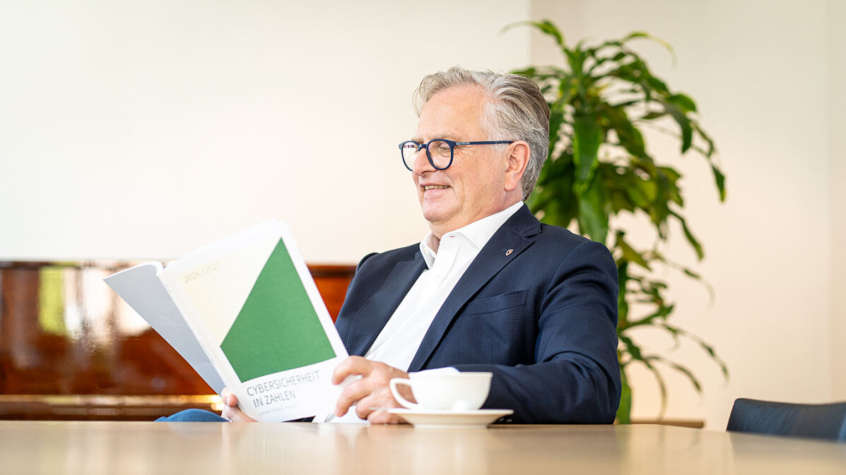 Andreas Lüning reads in  Cybersicherheit in Zahlen