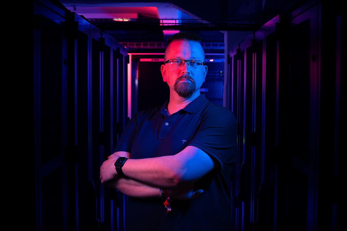 G DATA Security Evangelist Tim Berghoff Serverraum Portrait