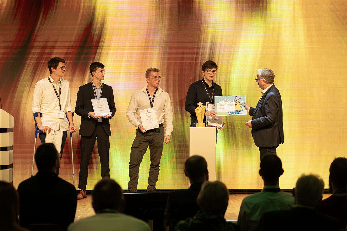 G DATA Study2Protect Award Urkundenübergabe mit Preis