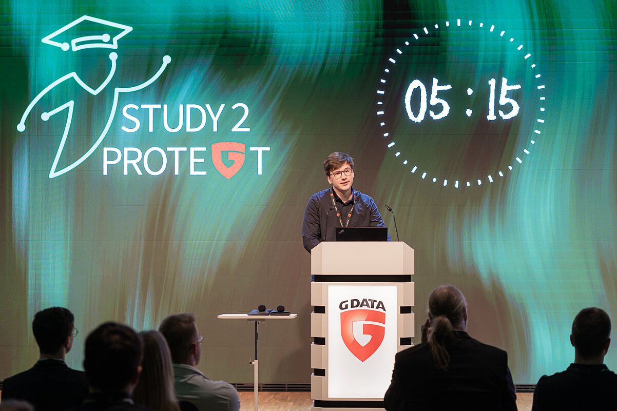 G DATA Study2Protect Award Gewinner Tristan Hornetz bei seinem Vortrag