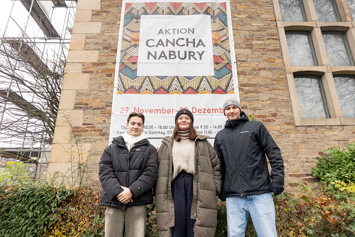G DATA Auszubildende verkaufen Weihnachtsbäume in Bochum
