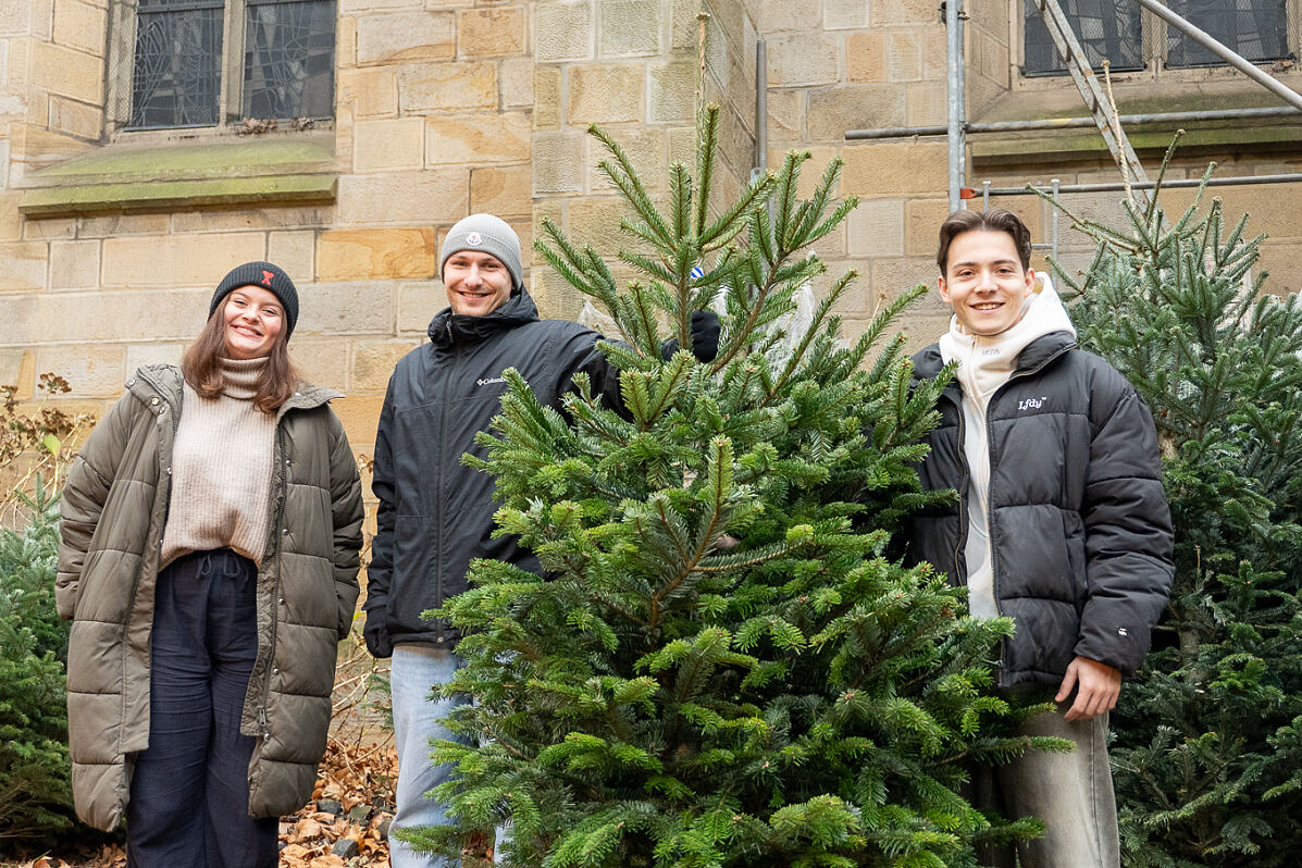G DATA Auszubildende verkaufen Weihnachtsbäume in Bochum