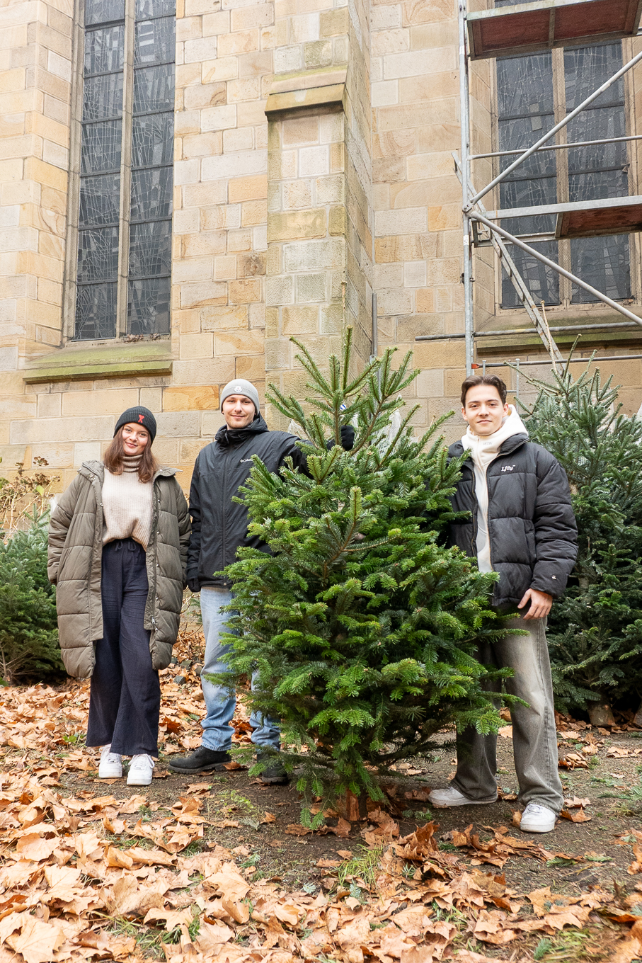 G DATA Auszubildende verkaufen Weihnachtsbäume in Bochum